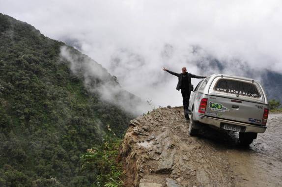Pausa para fotos na Carretera de la Muerte, estrada que desce os Andes em direção à Coroico, na Bolívia